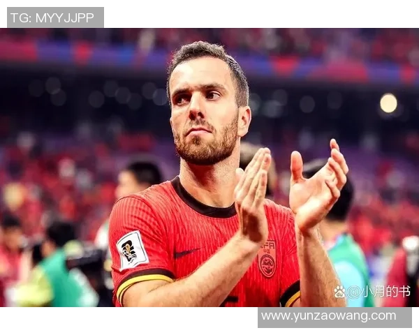 足球球星捶胸口背后的意义 揭示情感与责任的深刻表达